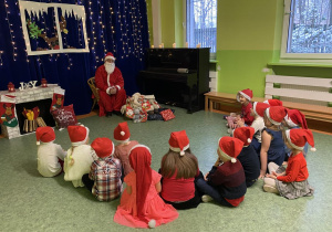 dzieci na spotkaniu z Mikołajem